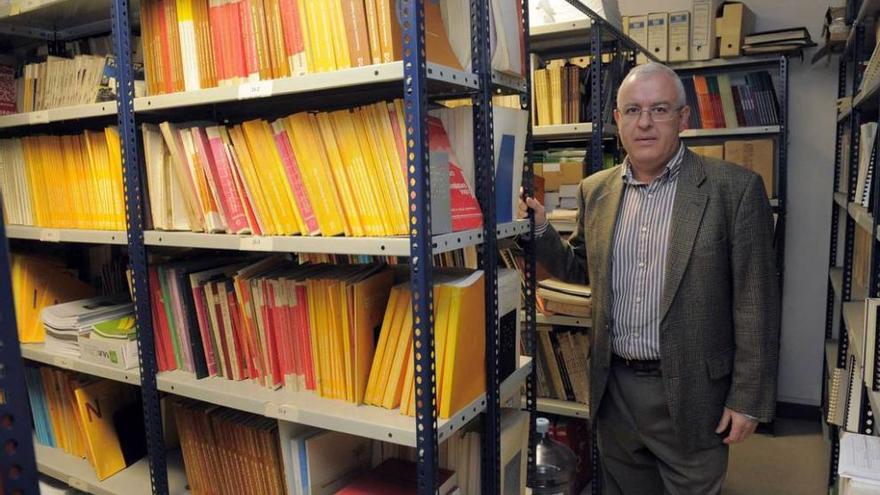 El archivo de 50 años de estudios sobre asturias. Ramiro Lomba, director de Sadei, junto a una parte de las publicaciones elaboradas por Sadei y que se custodian en su sede en Oviedo.