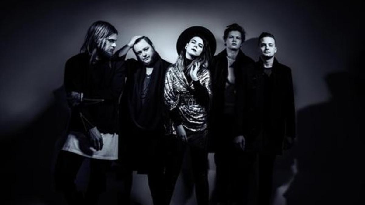 Of Monsters And Men, en una imagen promocional, con Nanna en el centro.