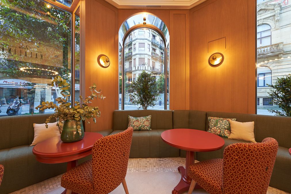 Zonas comunes del hotel, concebidas como espacios de pausa y encuentro en pleno centro de la ciudad.