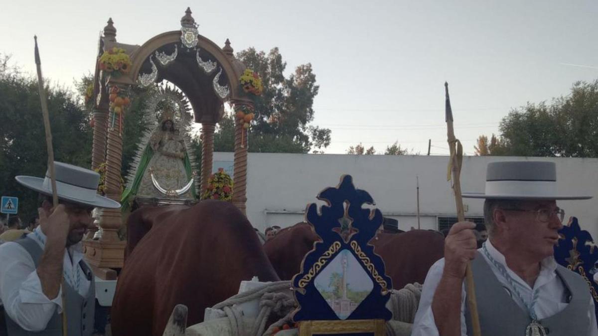 María Santísima de Belén en su templete, en una carreta tirada por bueyes.