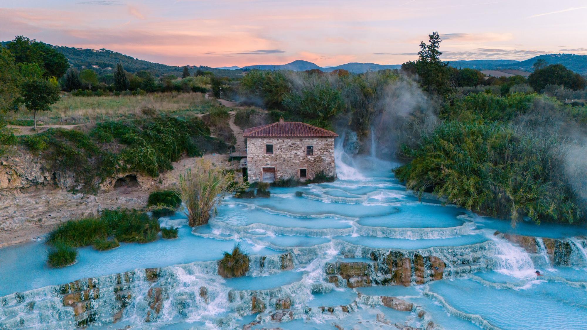 Parecen las piscinas naturales de Pamukkale, en Turquía, pero la Toscana, en Italia