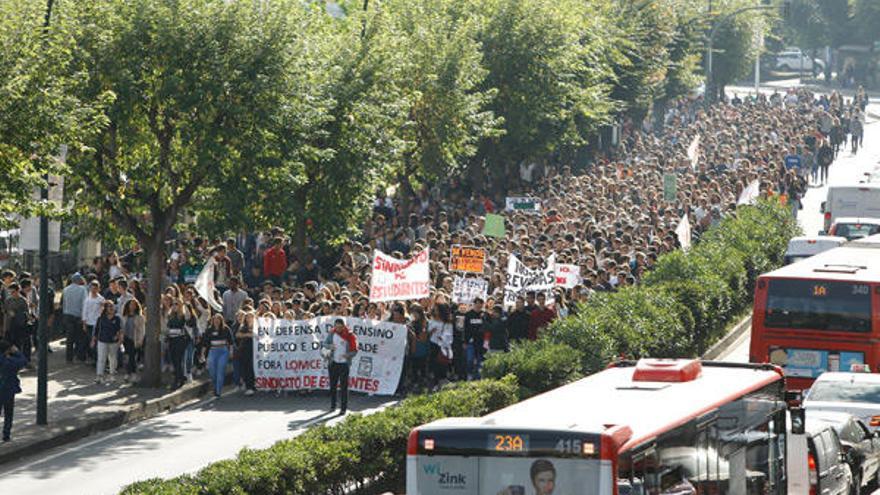 Cientos de coruñeses salen a la calle contra la &#039;reválidas&#039;