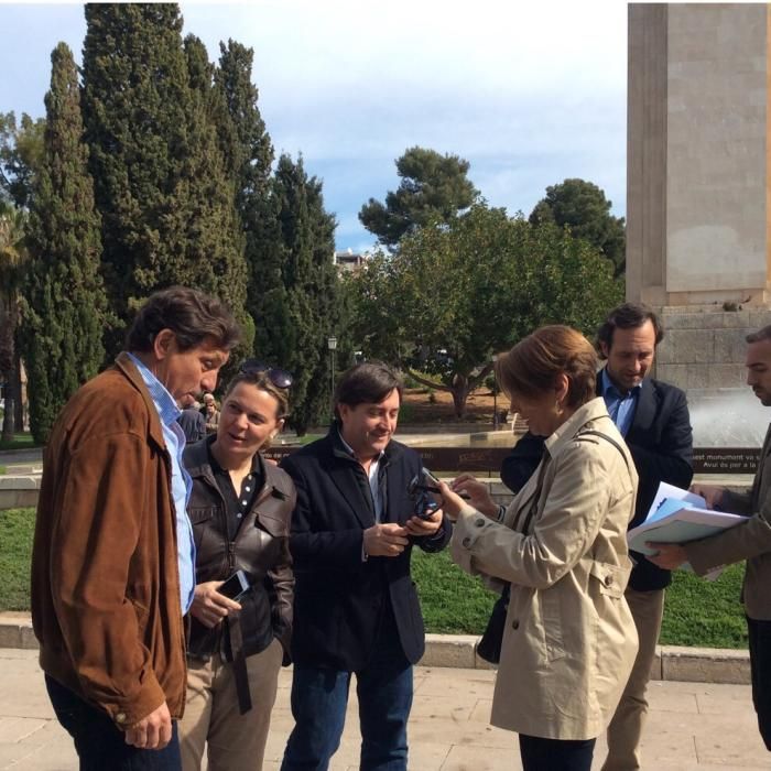 Medio centenar de personas arropan al PP en su concentración frente al monolito de Sa Feixina