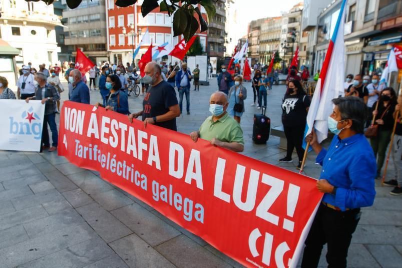 Protestas en varios concellos por la estafa de la luz