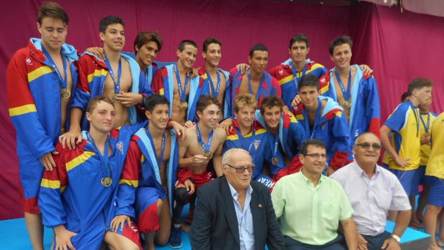 Los campeones de España tras recibir sus correspondientes medallas.