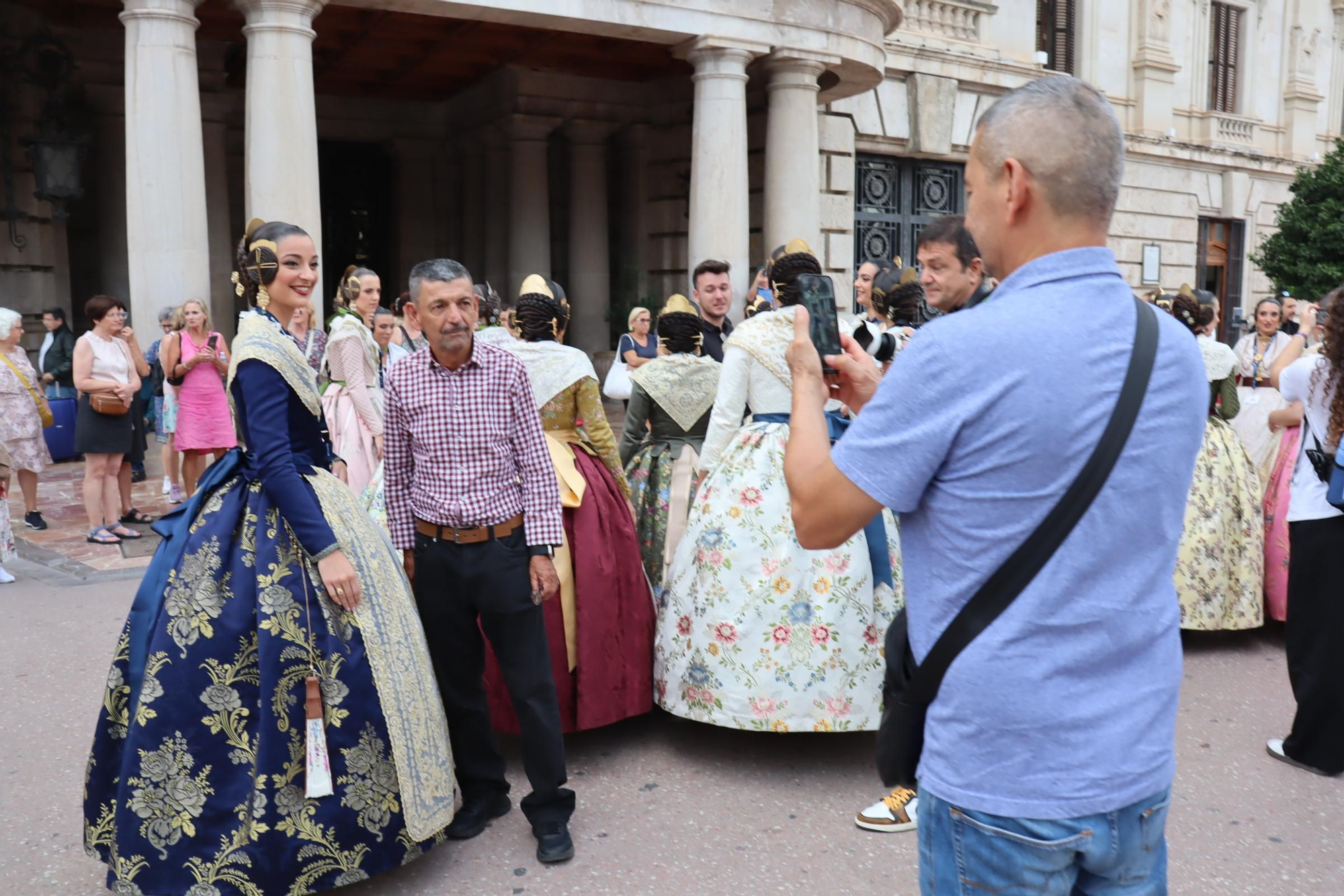 Concentración fallera en la Plaza del Ayuntamiento con las candidatas a FMV2025