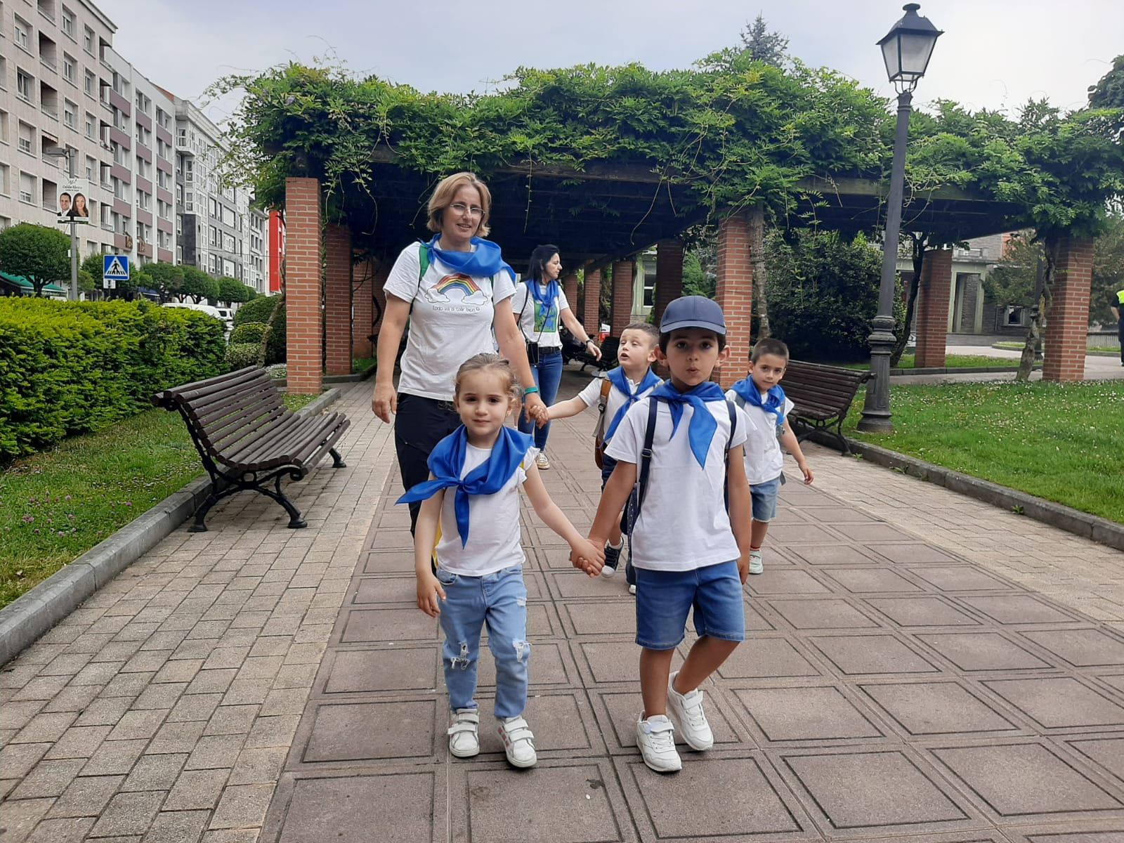 Los niños de la Pola ensayan para el Carmín: así ha sido la romería de la Escuela Peña Careses