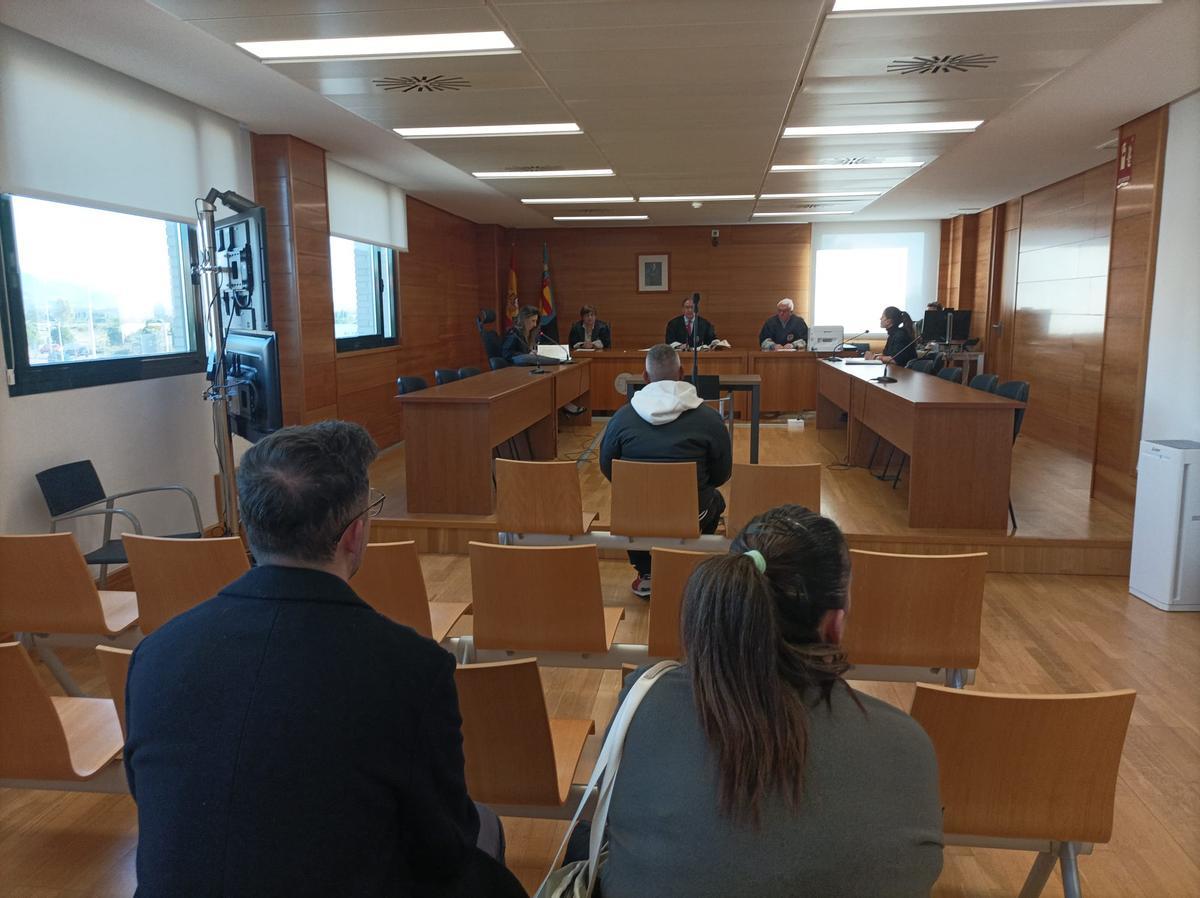 El condenado en los juzgados de Castelló, durante la lectura del acuerdo de conformidad.