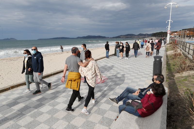 Las altas temperaturas hicieron ineludible el paseo e inevitable el chapuzón en Samil