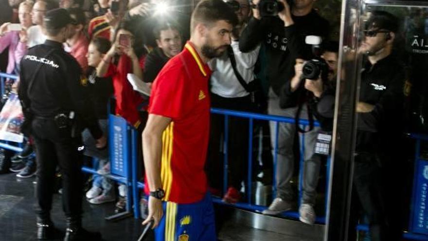 Cientos de aficionados reciben a la selección en Alicante