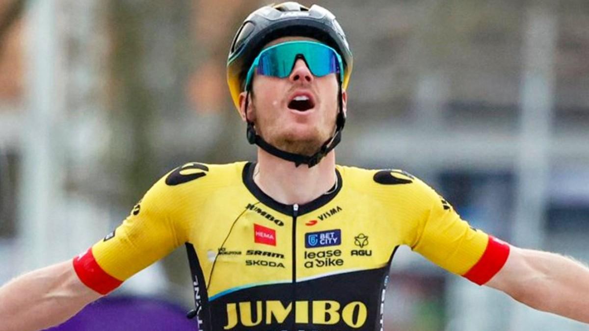 Dylan van Baarle abre los brazos al cruzar la meta