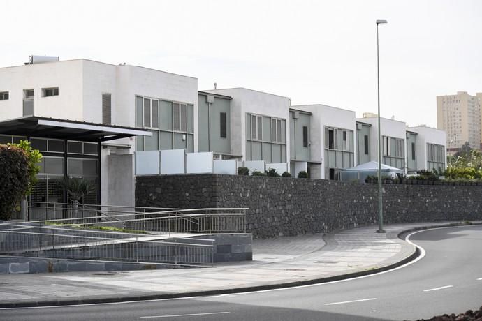 25-12-19 LAS PALMAS DE GRAN CANARI. LA MINILLA. LAS PALMAS DE GRAN CANARIA. Foto de un edificio de dúples en la Avenida de Ansite, número 11, que tienen exceso de altura, con respecto al plan general.  Fotos: Juan Castro.  | 25/12/2019 | Fotógrafo: Juan Carlos Castro