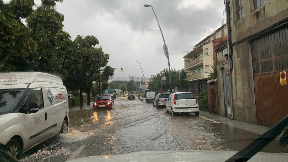 Les pluges han omplert d'aigua el carrer Major de Bescanó.