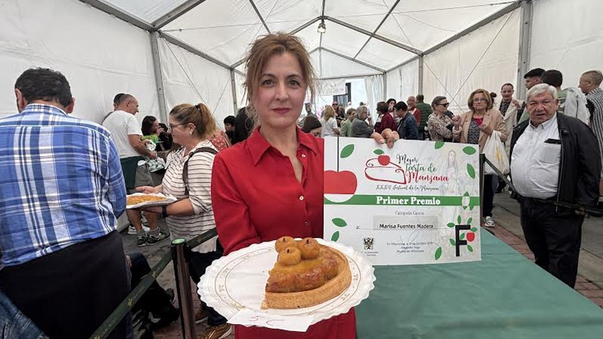 Marisa Fuentes, con la tarta ganadora en aficionados.