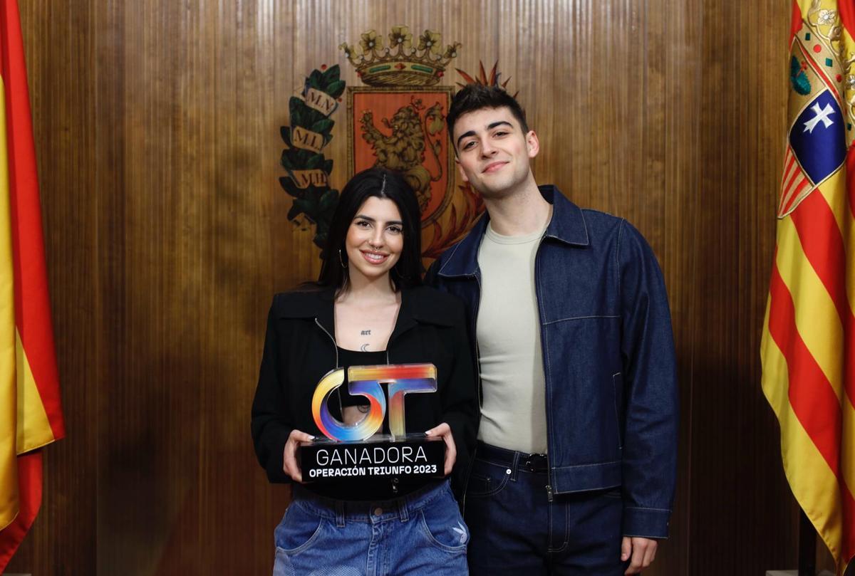En imágenes | Natalia Chueca recibe a Naiara y Juanjo en el Ayuntamiento de Zaragoza