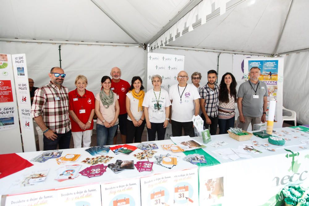 Las asociaciones contra el cáncer de Ibiza informan juntas en Vara de Rey en la campaña del Día Mundial Sin Tabaco.
