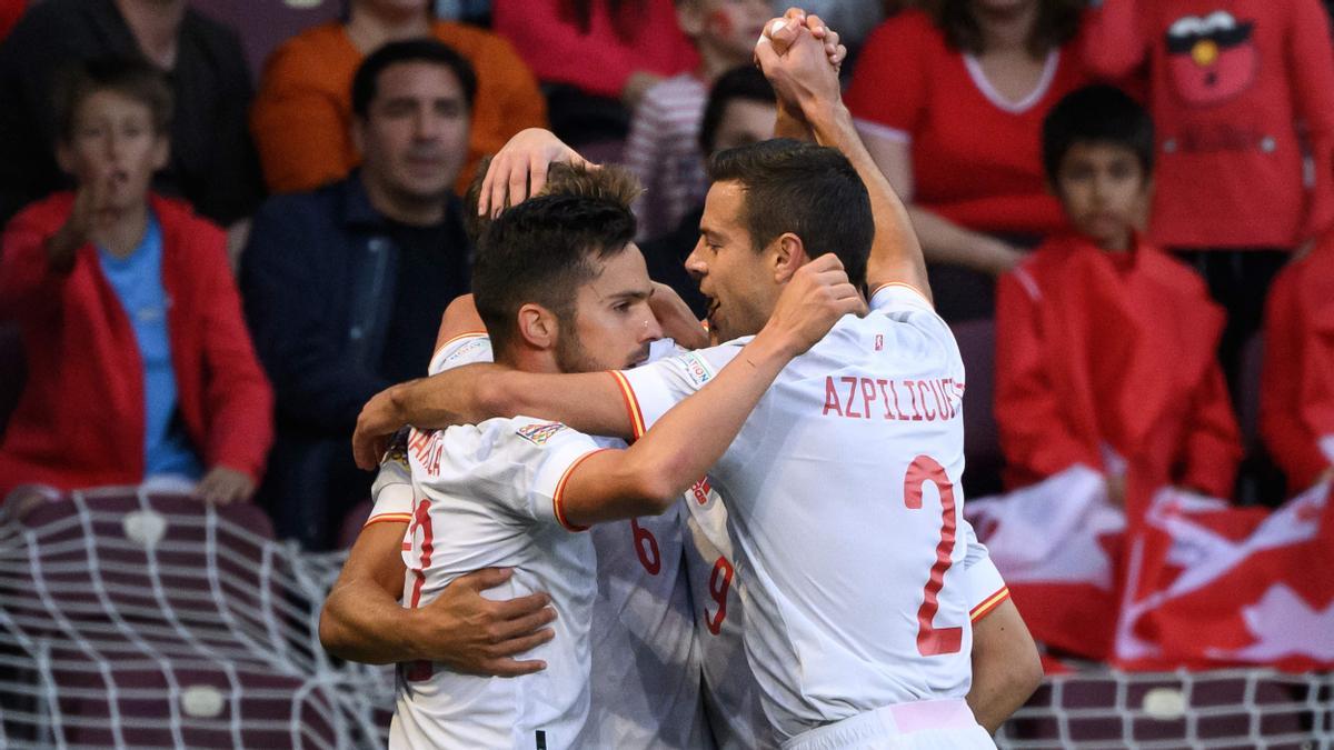 Sarabia, abrazado por Azpilicueta, tras marcar el gol de la victoria.