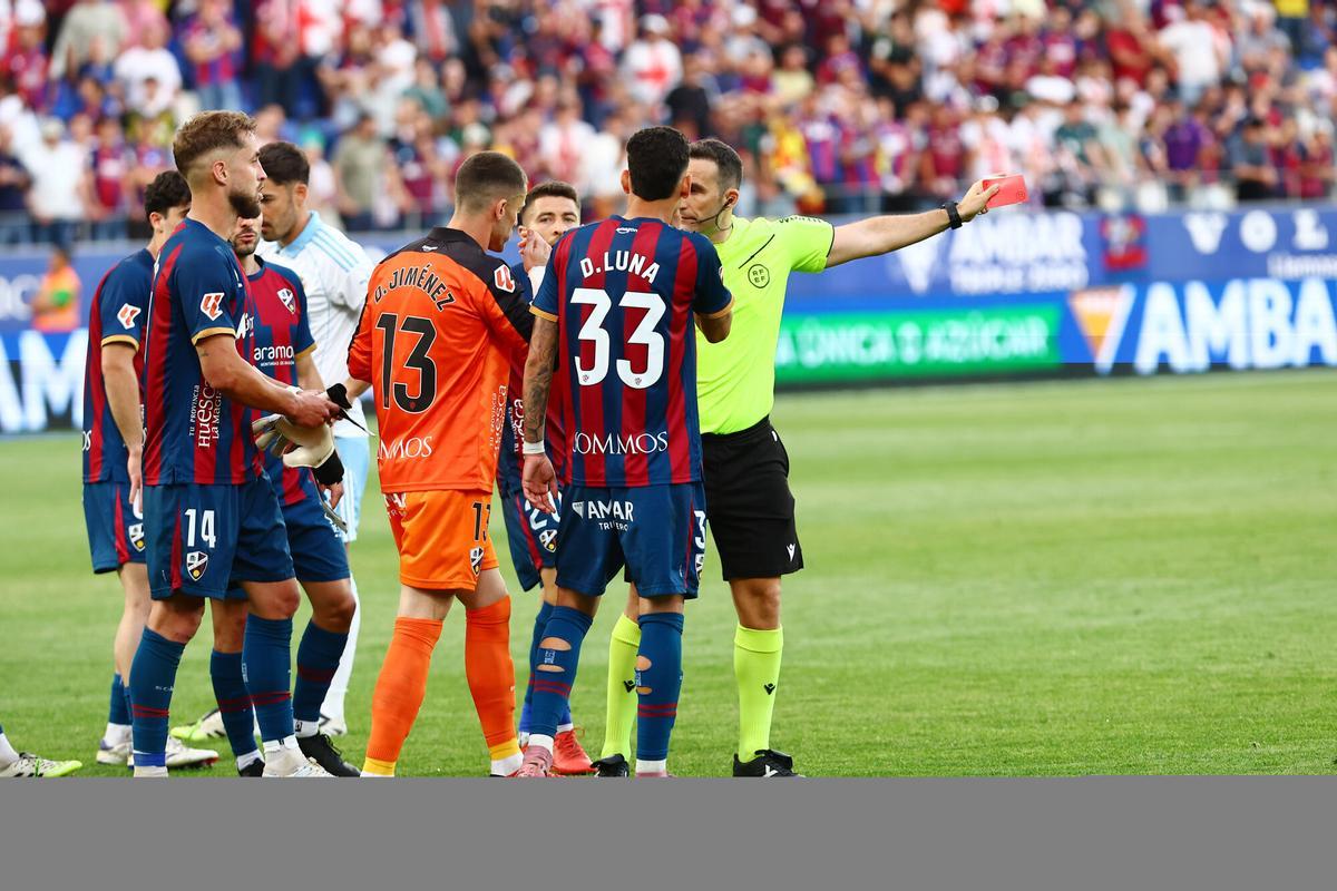 Dámaso Arcediano le pide a Dani Jiménez que abandone el campo tras mostrarle la tarjeta roja.