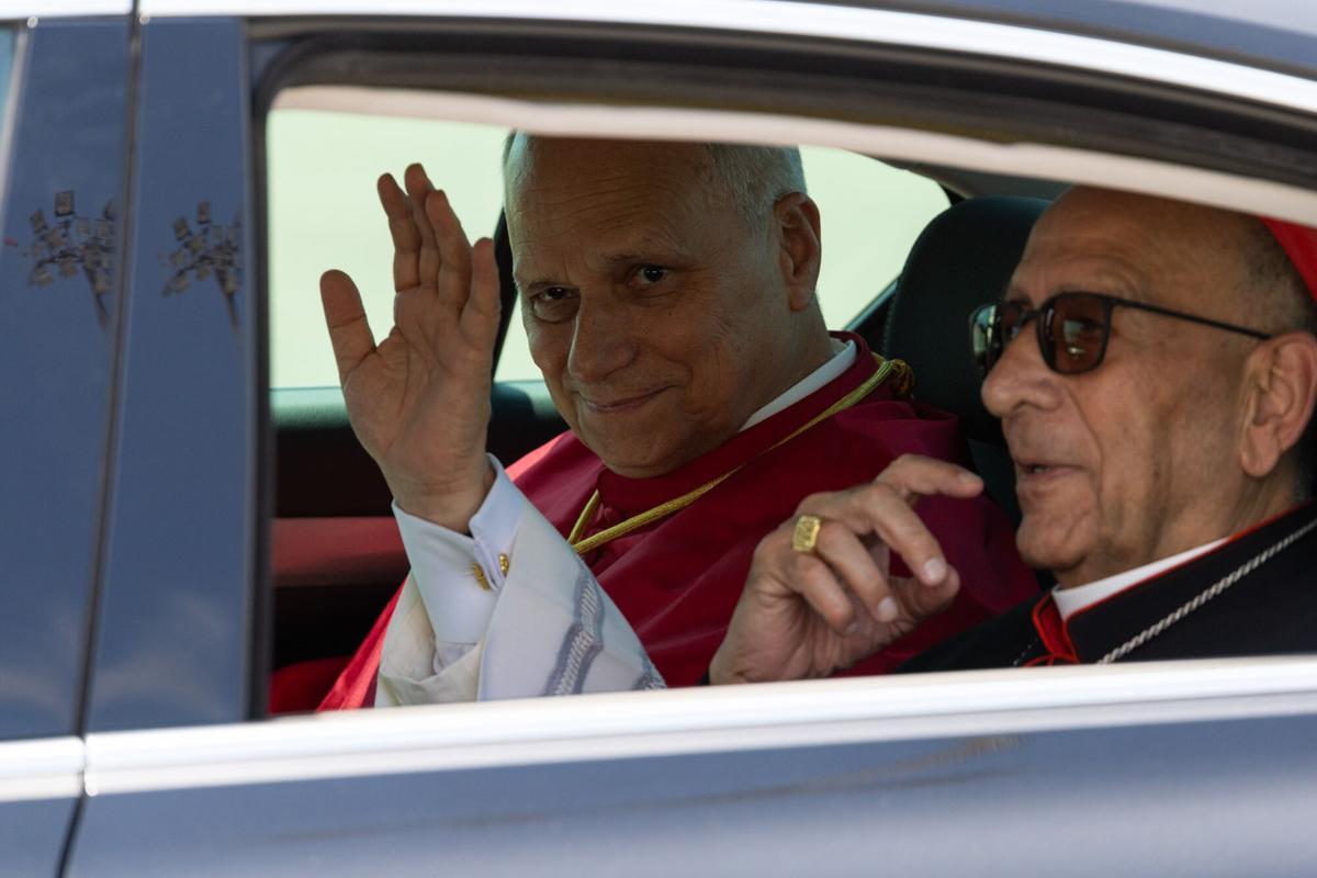 León XIV saluda desde el coche, ya en Barcelona.