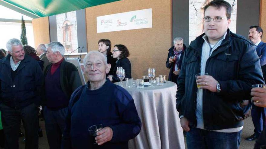 Vecinos de El Campillo degustan el vino español ofrecido con motivo de la inauguración.