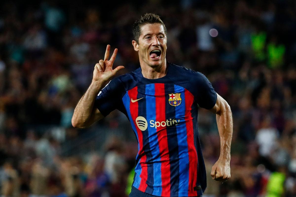 Robert Lewandowski celebra su primer hat trick con el FC Barcelona, en 2022.