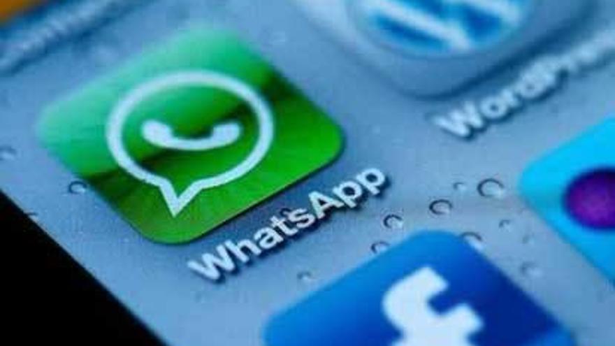 Aplicaciones de Whatsapp y Facebook en el móvil.