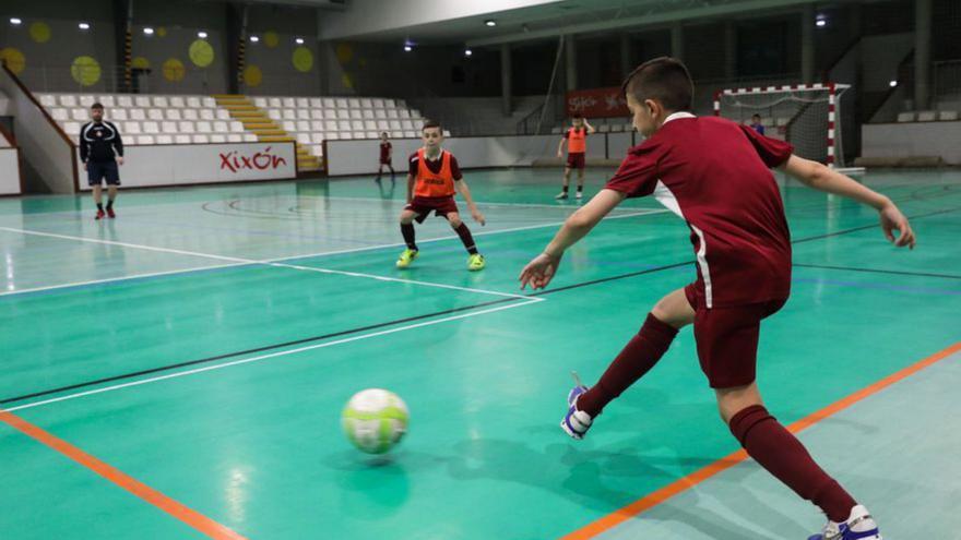 Los jugadores del Industrial, en el pabellón de La Arena. | Juan Plaza