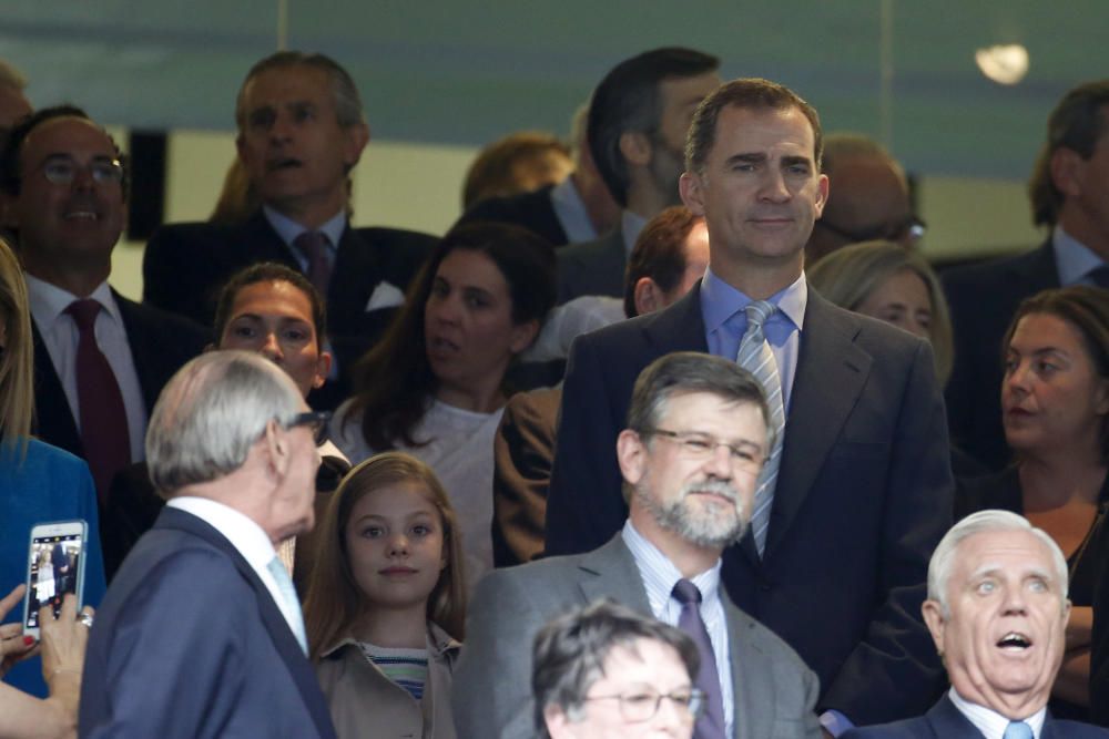 Felipe VI lleva a la Infanta Sofía al Bernabéu