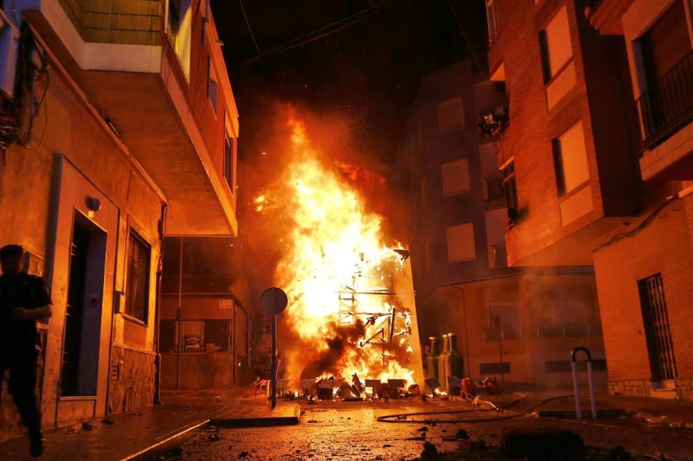 Cientos de personas, la mayoría adolescentes que quisieron disfrutar de la "cremá" y posterior "bañá" de los bomberos, se acercaron al barrio del Calvario para ver arder su hoguera