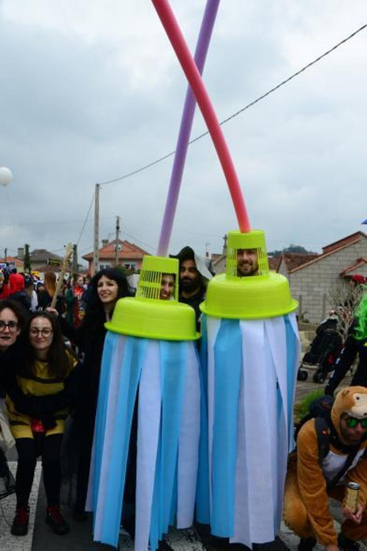 Dos fregonas gigantes camino del muelle. |   // GONZALO NÚÑEZ