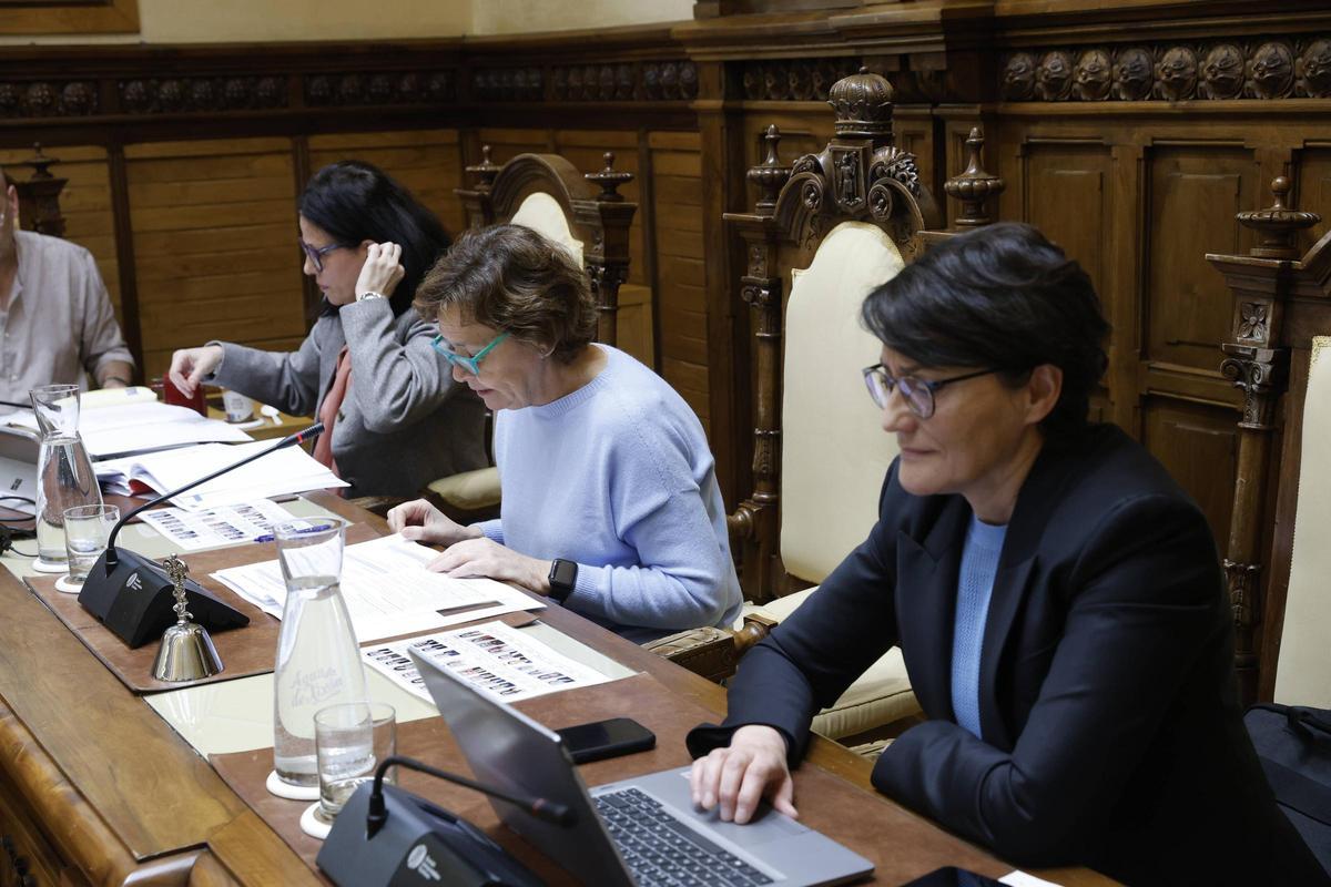 El Pleno municipal de abril en Gijon, en imágenes