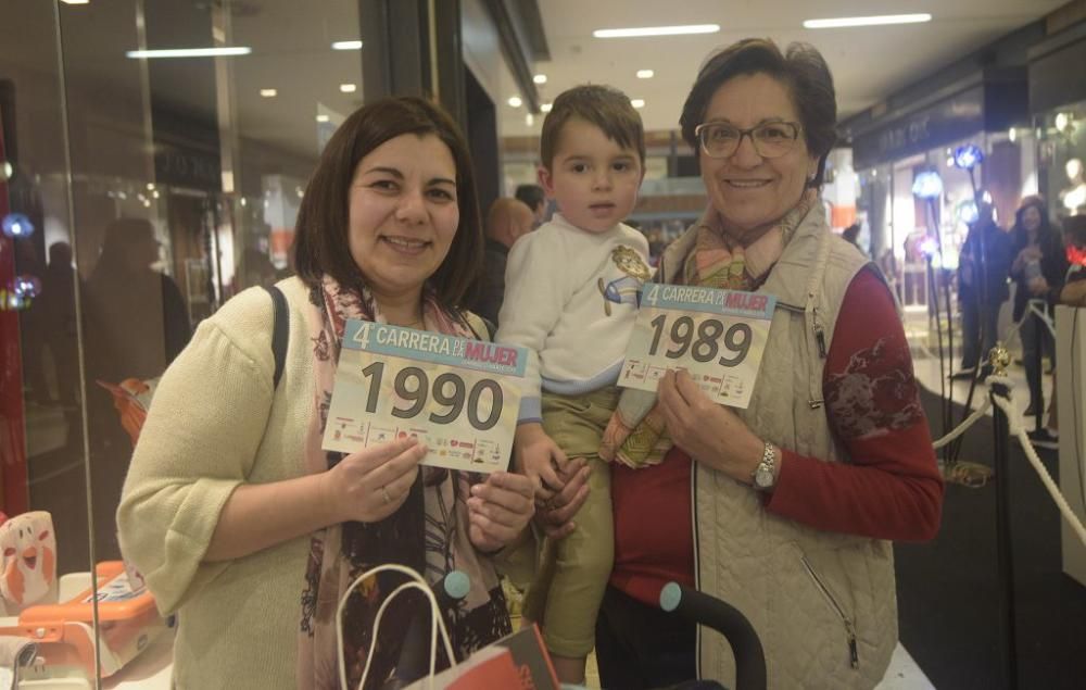 Recogida de dorsales en el Thader para la IV Carrera de la Mujer