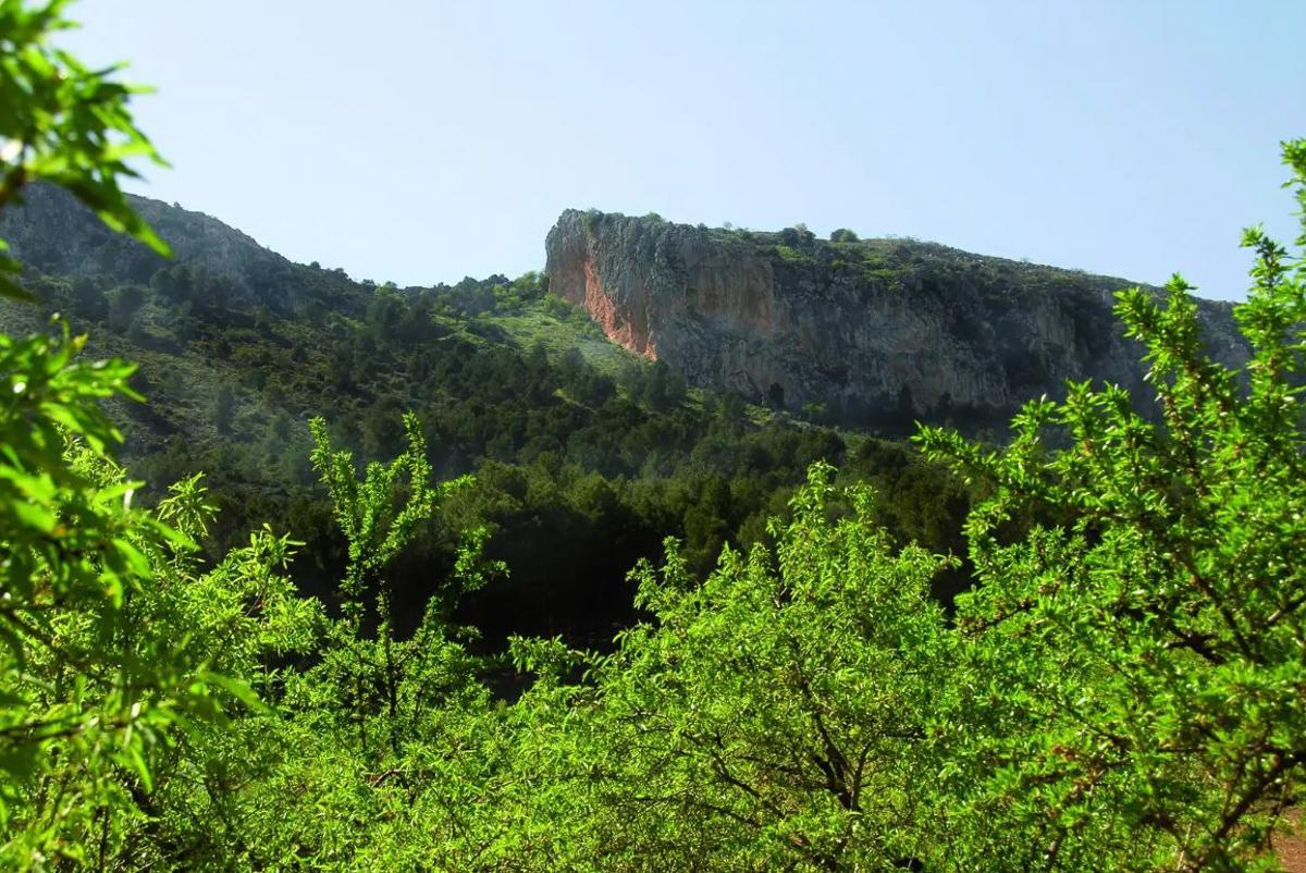 Falla de la Sierra del Camoro, un macizo de más de 1.086 metros cuadrados en Cuevas de San Marcos, Málaga