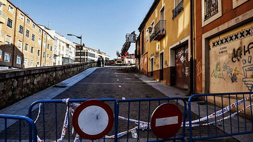 Un edificio deshabitado en la cuesta de San Sebastián sufre derrumbes tras las últimas lluvias