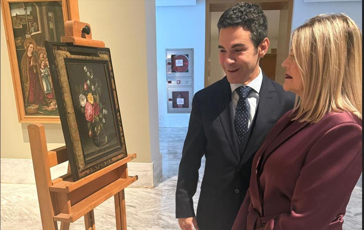 "Bodegón con flores" de Brueghel es observado por el director del Bellas Artes y la consellera de Cultura
