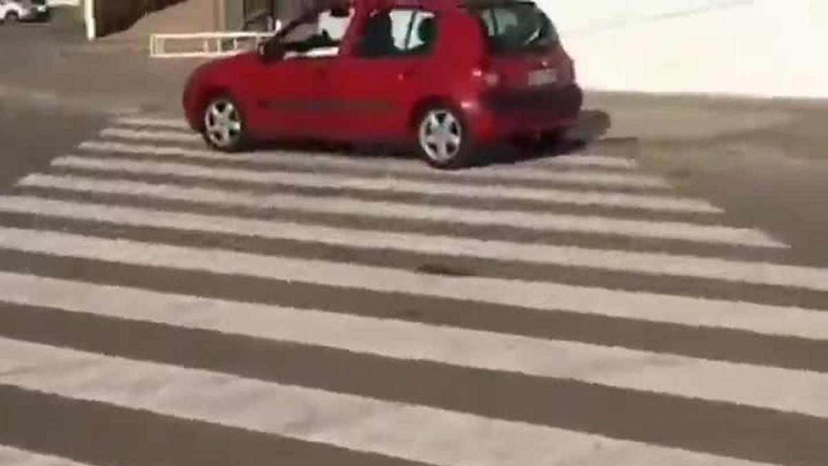 Se encuentra un coche en un paso de peatones y...¡lo cruza!