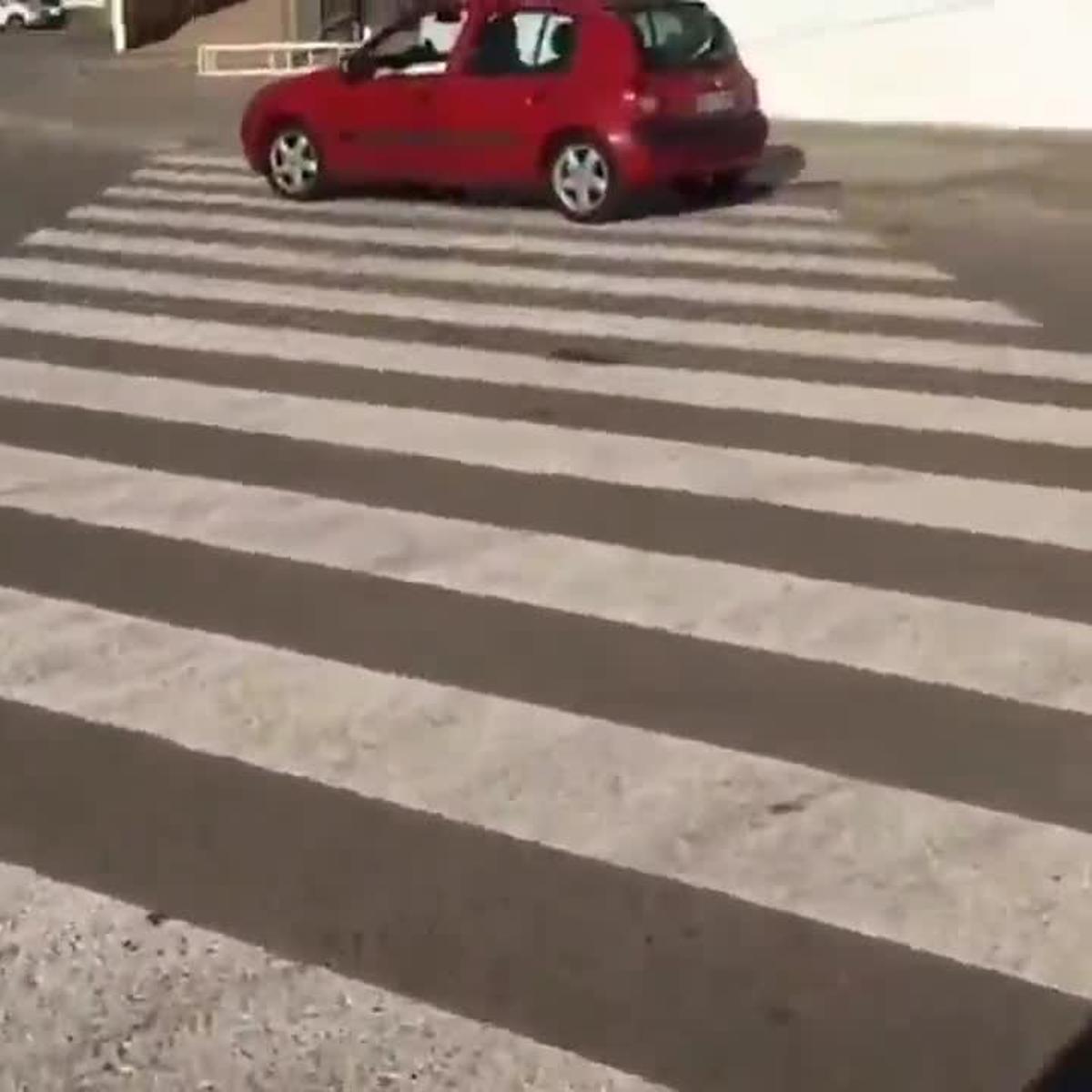 Se encuentra un coche en un paso de peatones y...¡lo cruza!