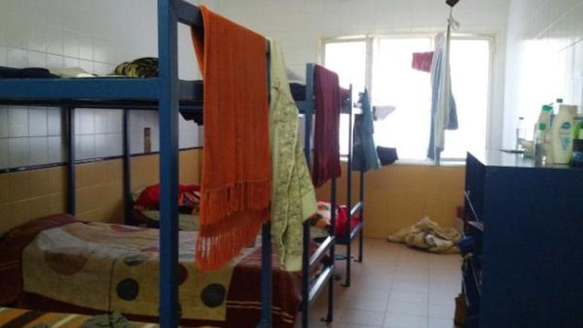 Un dormitorio para internos en el CIE de la Zona Franca, este lunes. MÒNICA TUDELA