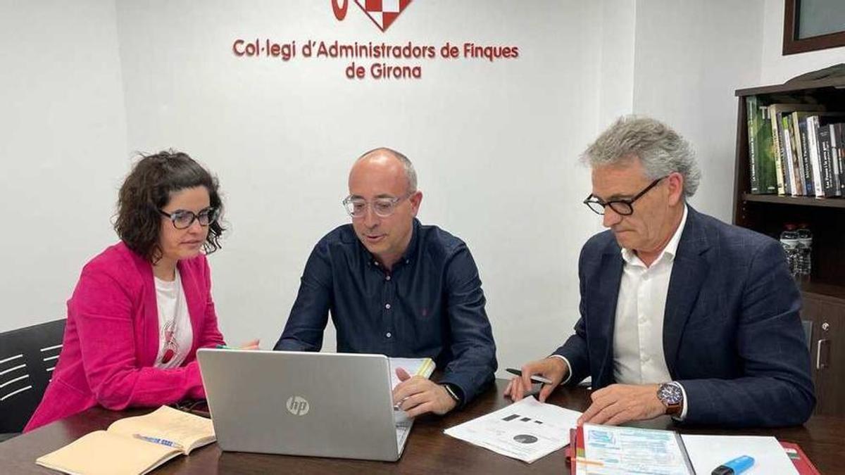 D’esquerra a dreta, Cristina Pardo, vicepresidenta del CAFGi; Josep Comas, vicepresident del CAFGi, i President, Francesc X. Quintana treballant en l’anàlisi de la nova llei.