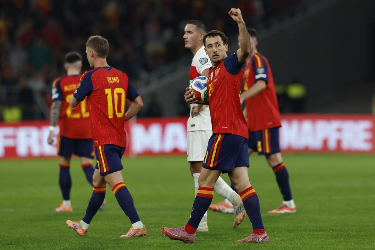 SEVILLA, 18/11/2025.- El delantero de España, Mikel Oyarzabal, tras conseguir el segundo gol del combinado español durante el encuentro correspondiente a la fase de clasificación para el Mundial 2026 que disputan hoy martes España y Turquía en el estadio de La Cartuja, en Sevilla. EFE / Julio Muñoz.