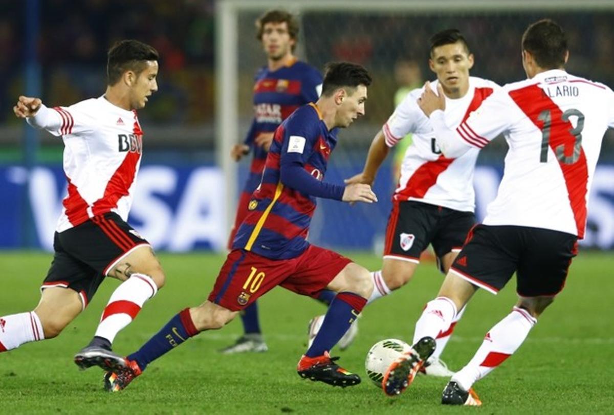 FC Barcelona’s Lionel Messi (10) controls the ball amid a defense of River Plate during their final match at the FIFA Club World Cup soccer tournament in Yokohama, near Tokyo, Sunday, Dec. 20, 2015. (AP Photo/Shizuo Kambayashi)