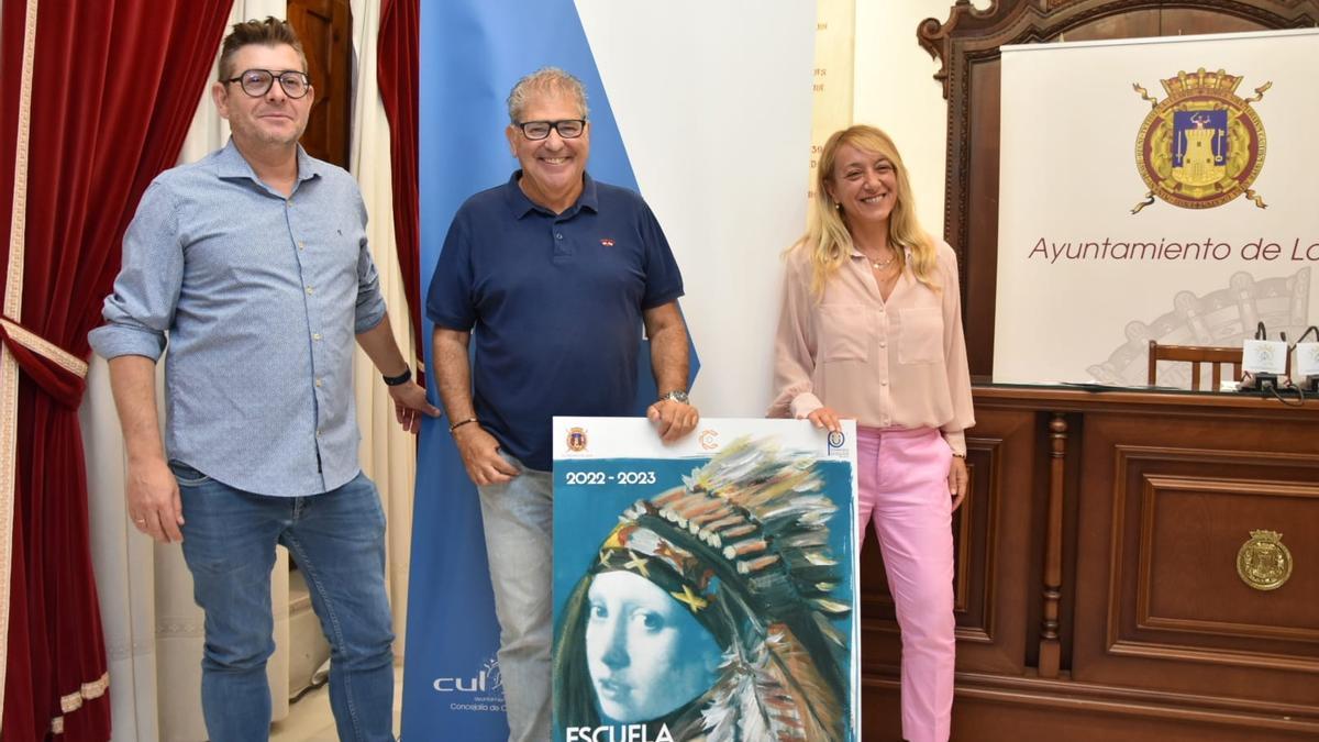 Juan Francisco Ros, Miguel Pérez Cortijos y María Ángeles Mazuecos, con el cartel de la convocatoria.