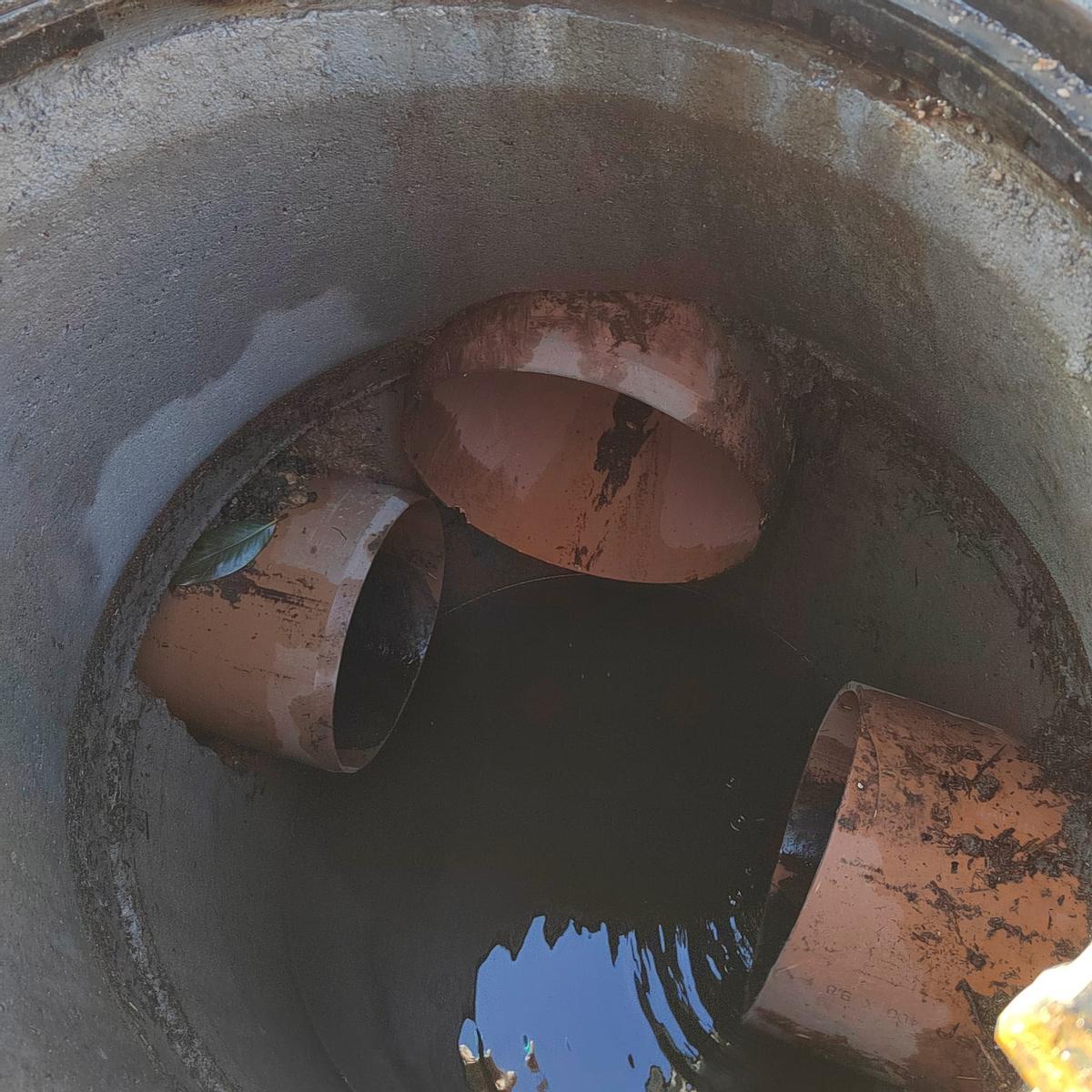 Una imagen del interior del pozo de drenaje, en el que desembocan hasta tres canalizaciones.