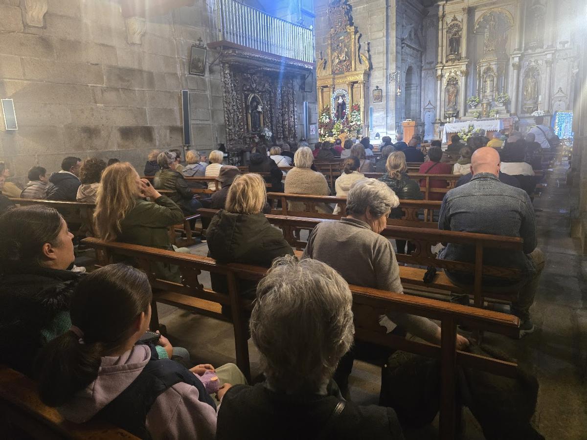 Feligreses en una de las misas de la novena.