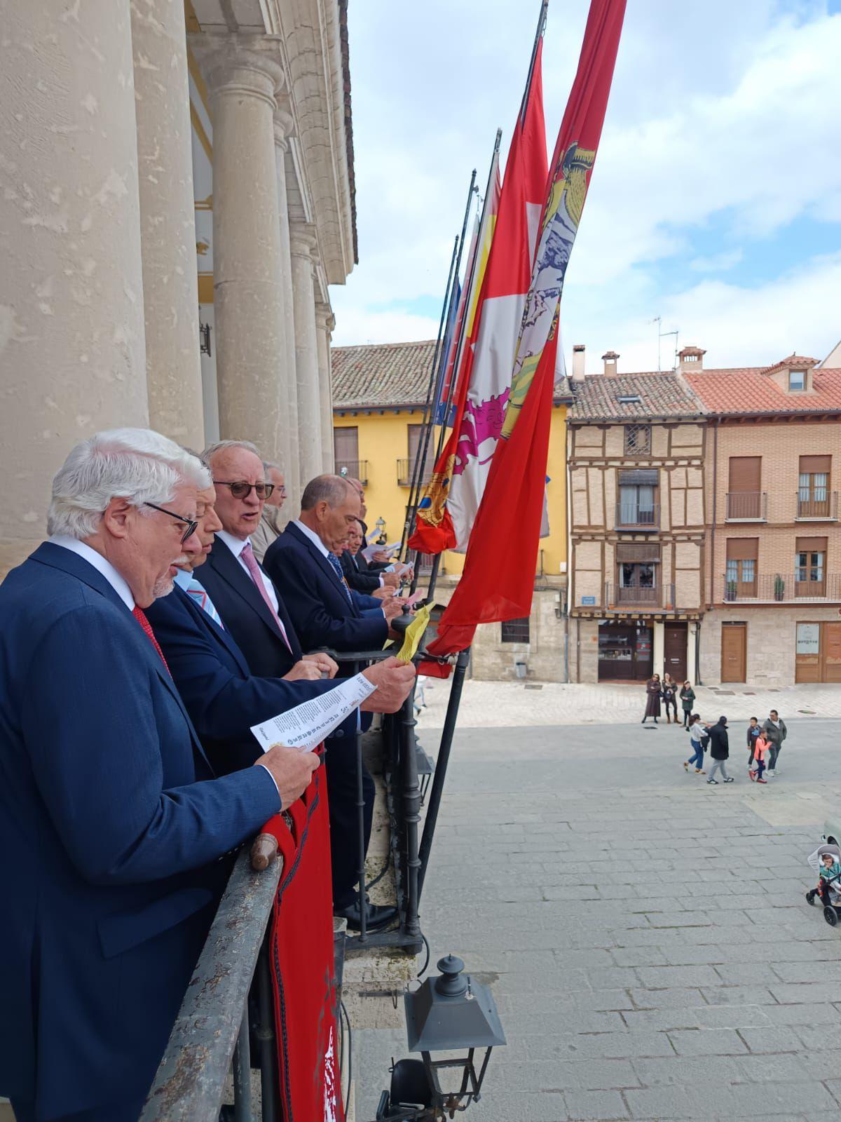 Entonación de la copla en el balcón del Ayuntamiento de Toro.