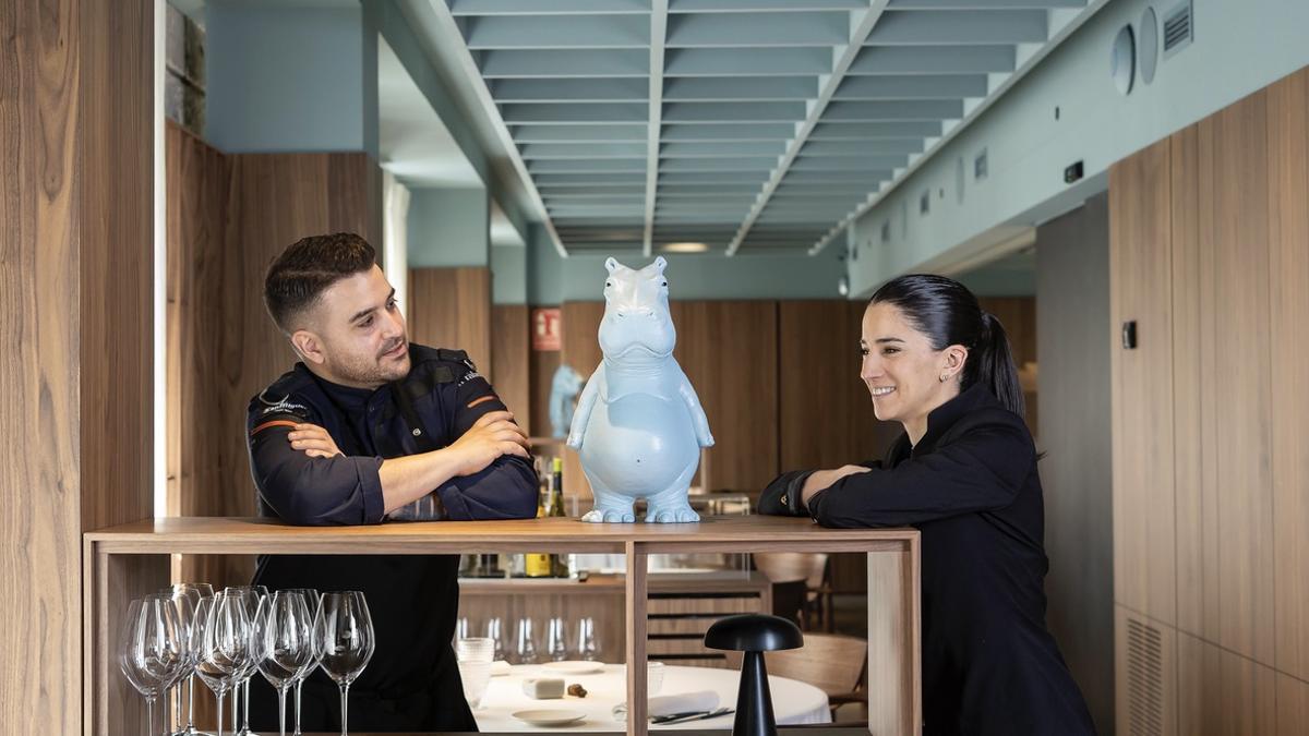 Ricardo Temiño junto a su mujer y jefa de sala, Cristina Lázaro.