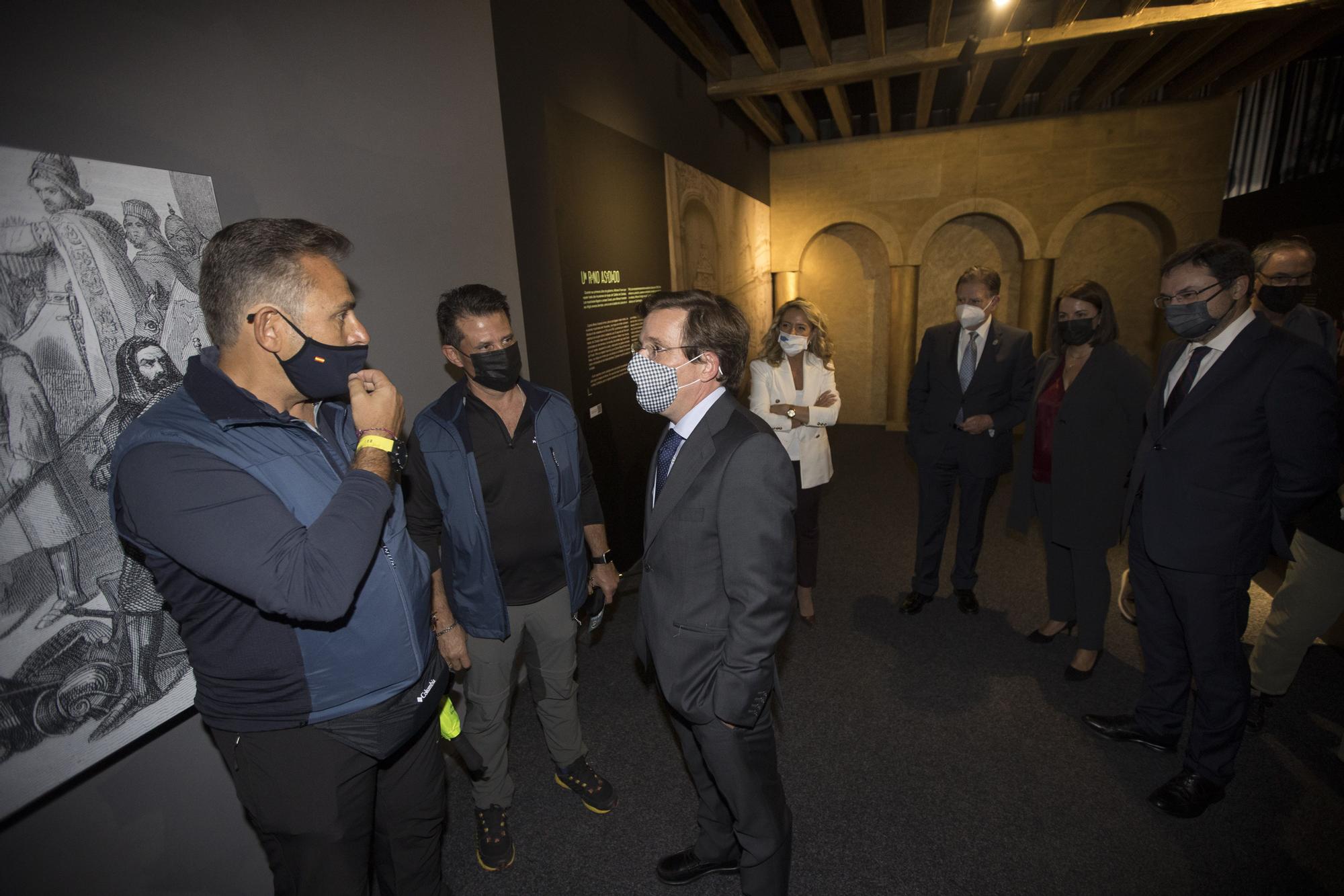 El alcalde de Madrid visita la exposición de LA NUEVA ESPAÑA "Camino Primitivo. Oviedo"
