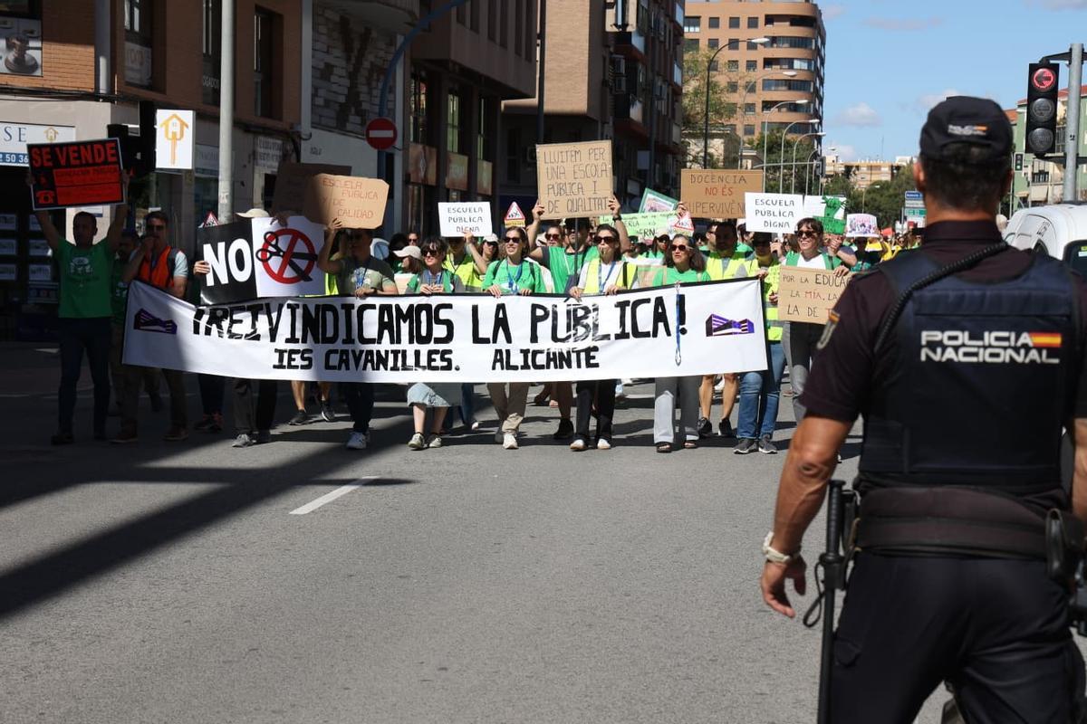 Huelga de educación en Alicante: la manifestación de profesores atraviesa la Avenida Aguilera