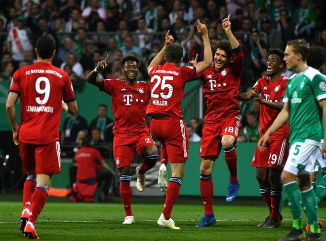 El delantero alemán del Bayern Munich, Thomas Mueller (C) celebra el marcador durante la semifinal de la Copa de Alemania (DFB Pokal), partido de fútbol SV Werder Bremen vs Bayern Munich en Bremen, norte de Alemania.