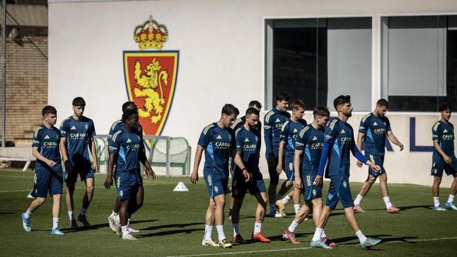 Indignación y malestar en la plantilla del Real Zaragoza con la dureza del césped de la Ciudad Deportiva: "Perjudica al pie, el gemelo y los isquios"